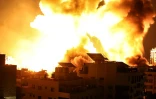 Le ciel de Gaza illuminé par des explosions suite à des frappes aériennes de l'armée israélienne contre l'enclave palestinienne, le 18 mai 2021 au petit matin