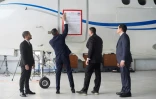 Un panneau "saisi" est placé sur un avion du gouvernement vénézuélien en présence du  secrétaire d'Etat américain Marco Rubio (d.) à Saint-Domingue, en République dominicaine, le 6 février 2025