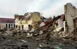 Image tirée d'une vidéo diffusée par le ministère russe de la Défense, le 15 mars 2025, montrant un soldat russe au milieu de bâtiments détruits à Soudja, dans la région de Koursk, en Ukraine