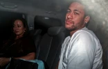 La star du football Neymar (D) et sa mère Nadine Goncalves Da Silva à leur arrivée à Belo Horizonte, au Brésil, le 2 mars 2018, où l'attaquant doit subir une opération