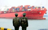 Un cargo arrive au port de Qingdao, en mars 2018