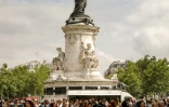 Des gens manifestent place de la République à Paris contre les annonces d'Emmanuel Macron sur le pass sanitaire, la vaccination et la "dictature", le 14 juillet 2021. 