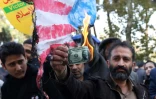 Un Iranien brûle un dollar lors d'une manifestation le 4 novembre 2018 à Téhéran marquant le 39e anniversaire de l'occupation de l'ambassade américaine