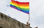 Un homme brandit un drapeau arc-en-ciel pour la Gay Pride à Tel-Aviv, le 9 juin 2017