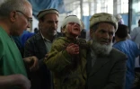 Un Afghan porte un enfant blessé dans l'explosion d'une voiture piégée devant l'ancien ministère de l'Intérieur à Kaboul le 27 janvier 2018.