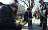 Andreï Volokitine, champion d'Ukraine d'échecs, joue avec des amateurs sur la promenade centrale de Lviv, le 20 mars 2022