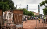 Des barrages sont dressés aux abords de la mosquée de l'imam Dicko à Bamako le 12 juillet 2020