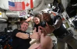 Image tirée d'une diffusion en direct de la Nasa montrant les membres d'équipage de la mission Artémis 2 Reid Wiseman, Christina Koch, Victor Glover et Jeremy Hansen  lèvent le pouce à bord du vaisseau Orion, le 6 avril 2026