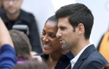 Le tennisman serbe Novak Djokovic (d) et l'ancienne championne olympique française d'athlétisme Marie-José Pérec, le 27 septembre 2017 au défilé Lacoste à Paris