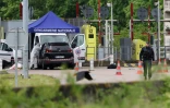 Un médecin légiste sur le site d'une attaque à la voiture bélier contre un fourgon pénitentiaire, au péage routier à Incarville, dans l'Eure, le 14 mai 2024