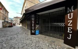 Une rue déserte et le musée fermé à Mostar, le 8 mai 2020 en Bosnie-Herzégovine