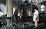 Des Afghans à l'intérieur d'une mosquée chiite après un attentat meurtrier, le 21 octobre 2017 à Kaboul