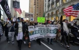 Des personnes manifestent contre les obligations vaccinales anti-Covid, à New York, le 20 novembre 2021