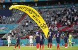 Un militant de Greenpeace atterrit en ULM sur la pelouse de Munich avec un message contre le pétrole avant France-Allemagne à l'Euro de football le 15 juin 2021