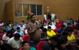 Un Indien interpelle un ministre brésilien, Carlos Alberto dos Santos Cruz, sur la protection des terres des populations indigènes, le 12 mars 2019
