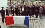 Le cercueil de l'ancien président François Mitterrand, recouvert du drapeau français, sur la place du Chäteau, le 11 janvier 1996 à Jarnac, devant ses fils Gilbert et Jean-Christophe, son épouse Danielle et sa fille Mazarine