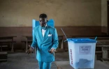 Un électeur camerounais dans un bureau de vote à Yaoundé, le 12 octobre 2025
