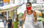 Une femme porte un masque à Pristina (Kosovo) le 31 août 2020