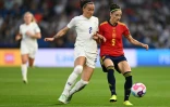 L'Anglaise Lucy Bronze (g) à la lutte avec l'Espagnole Esther Gonzalez, en quart de finale de l'Euro, le 20 juillet 2022 à Brighton 