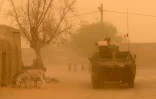 Un véhicule blindé du 93e régiment d'artillerie de montagne de la force française Barkhane quitte Goundam dans la région de Tombouctou au Mali le 3 juin 2015