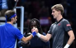 Roger Federer et Kevin Anderson après leur match au Masters, le 15 novembre 2018 à Londres  