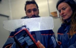 Des scientifiques examinent une carotte glaciaire antarctique dans un laboratoire à Bruxelles, le 15 juillet 2025 en Belgique
