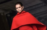 La top Kaia Gerber lors du défilé pour Givenchy à Paris, le 1er mars 2020