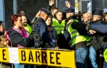 Policiers évacuant des manifestants en gilet jaune à Albert (Somme), avant l'arrivée du président Macron, le 9 novembre 2018 lors des commémorations du centenaire de la Grande Guerre. Les "gilets jaunes" protestent notamment contre la hausse des prix du carburant.