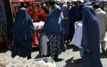 Des femmes en burqa dans un marché du centre de Kaboul, le 28 août 2021