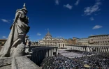 Des fidèles assistent aux funérailles du pape François place Saint-Pierre au Vatican, le 26 avril 2025