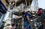 Des visiteurs montent les escaliers de la Tour Eiffel, le jour de sa réouverture, le 25 juin 2020 à Paris