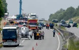 Des véhicules de secours sur l'autoroute A81, à Degré, dans la Sarthe, aprÚs un accident de car mortel, le 13 juin 2025