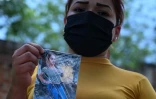 Une parente montre la photo d'une des victimes présumées du tueur en série Hugo Osorio, Camila Gabriela, le 27 mai 2021 à Chalchuapa, au Salvador