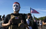 Des manifestants pro-Trump, dont un homme nommé Jonathan qui porte un masque, le 29 août 2020, près de Portland dans l'Oregon