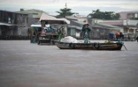 Une marchande de légumes sur le marché flottant de Cai Rang, au Vietnam, dans le delta du Mékong, le 17 juillet 2017