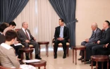 Le président syrien Bachar al-Assad (c) reçoit une délégation de députés et responsables russes, le 25 octobre 2015 à Damas