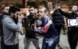 Un homme transporte un enfant blessé par un bombardement à l'hôpital Nasser de Khan Younès, dans le sud de la bande de Gaza, le 17 décembre 2023