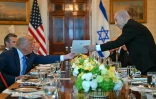 Le Premier ministre israélien Benjamin Netanyahu remet une lettre au président américain Donald Trump lors de leur rencontre à la Maison Blanche à Washington, le 7 juillet 2025
