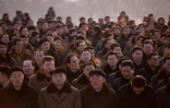 Des Nord-Coréens rassemblés devant les statues de Kim Il Sung et Kim Jong Il, le 16 février 2019 à Pyongyang