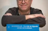 L'archiviste de Marseille Gilles Castagno avec son encyclopédie de quatre volumes sur le club le 4 décembre 2018 dans sa maison à Marseille