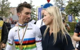 Julian Alaphilippe, champion du monde sur route pour la 2e année consécutive, et sa compagne Marion Rousse, après la cérémonie du podium, le 26 septembre 2021 à Louvain