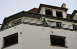 Un pompier en haut de l'immeuble strasbourgeois où cinq personnes ont péri dans un incendie le 27 février 2020