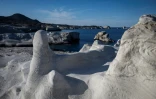 La plage de Sarakiniko sur l'île grecque de Milos, en mer Égée, le 3 février 2026
