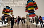 Des modèles du styliste japonais Issey Miyake exposés le 15 mars 2016 au National Art Center à Tokyo 