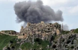 De la fumée s'élève après un bombardement israélien du village de Yohmor, dans le sud du Liban, derrière le château de Beaufort, datant de l’époque des Croisades au XIIe siècle, le 6 mai 2026
