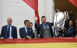 Les défenseurs du Real Sergio Ramos et Marcelo montrent le trophée de la Ligue des champions aux supporters, le 27 mai 2018 à Madrid