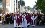 L'archevêque de Rouen Dominique Lebrun mène une processions dans les rues de Saint-Etienne-du-Rouvray le 2 octobre 2016 avant une cérémonie pour la réouverture de l'église où le Père Jacques Hamel a été assassiné par un jihadiste