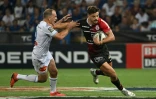 L'ouvreur de Toulouse Romain Ntamack (d) échappe à son vis-à-vis castrais Benjamin Urdapilleta en demi-finale du Top 14, le 17 juin 2022 à Nice