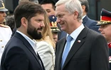 Le président chilien sortant Gabriel Boric (g) et le président élu José Antonio Kast lors d’une cérémonie de passation de commandement de l’armée chilienne à Santiago, le 9 mars 2026
