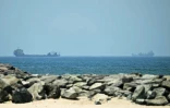 Des navires au large de Sharjah, dans les Emirats arabes unis, le 9 mai 2026